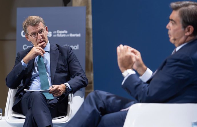 Coloquio de Feijóo y Margaritis Schinas, en la convención del PP.