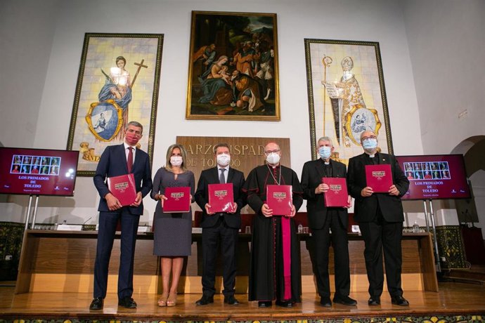Presentación del libro Los primados de Toledo, en el Arzobispado. Asiste el presidente regional, Emiliano García-Page y la alcaldesa, Milagros Tolón.