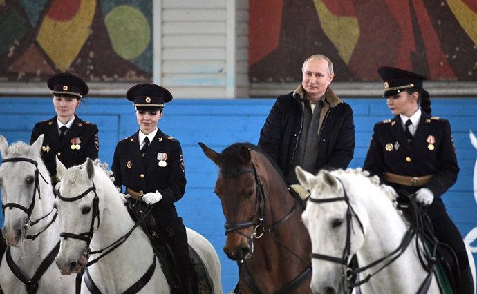 Archivo - HANDOUT - 07 March 2019, Russia, Moscow: Russian President Vladimir Putin (2-R) rides horses with policewomen during his visit to a mounted police unit. Photo: -/Kremlin/dpa - ATTENTION: editorial use only and only if the credit mentioned abov