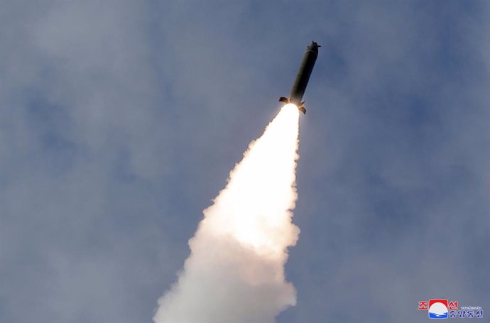 Archivo - HANDOUT - 02 March 2020, North Korea, ---: A photo released by the official North Korean Central News Agency (KCNA) shows a missile being launched from an unknown site. Photo: -/KCNA/dpa - ACHTUNG: Nur zur redaktionellen Verwendung im Zusammen