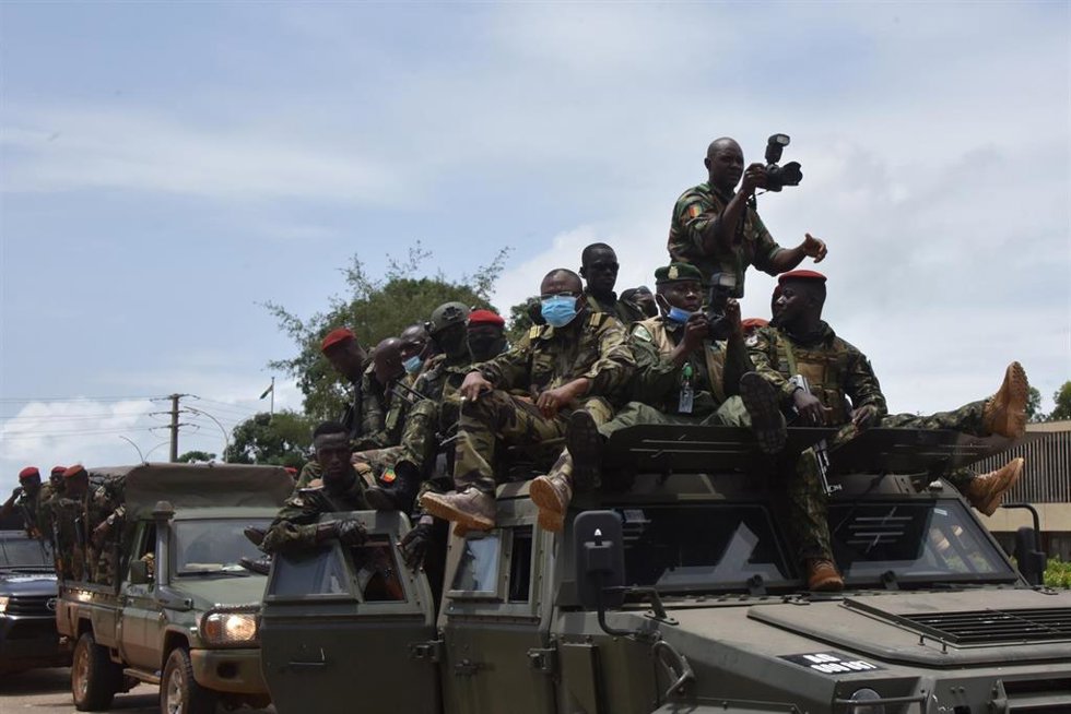 Miembros de las fuerzas especiales de Guinea fuera del Palacio del Pueblo en Conakry