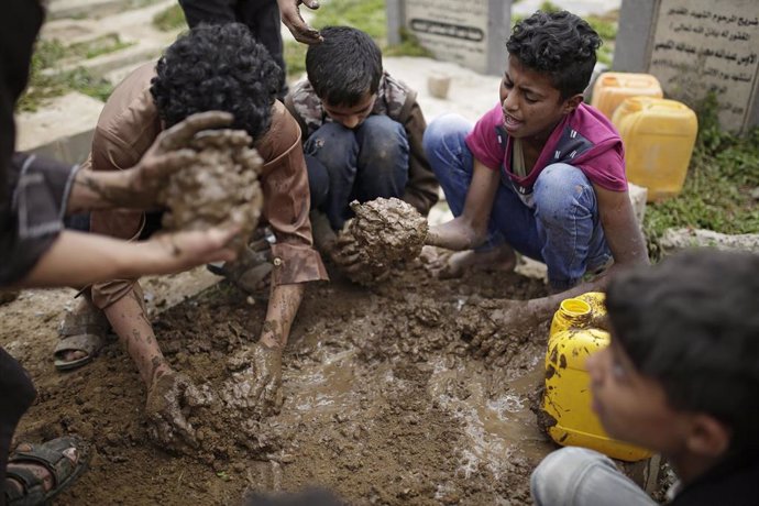 Archivo - Niños yemeníes entierran los cuerpos de las víctimas que murieron en un ataque aéreo supuestamente llevado a cabo por la coalición liderada por Arabia Saudí