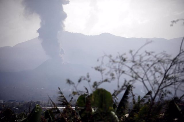 El volcán de Cumbre Vieja en La Palma emite fumarolas de humo, a 27 de septiembre en Las Manchas, La Palma, Santa Cruz de Tenerife, Canarias (España).