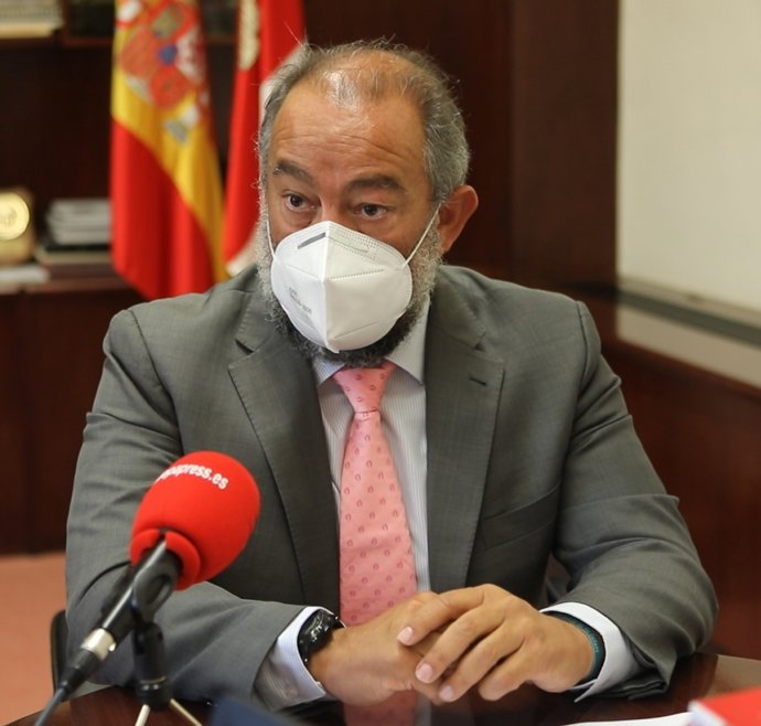 El rector de la UCLM, Julián Garde, en entrevista con Europa Press