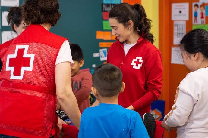 Archivo - Personal de Cruz Roja en un colegio