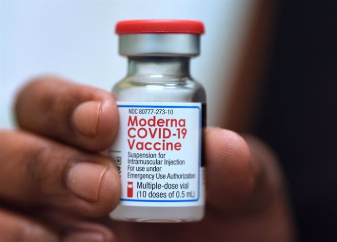 25 September 2021, US, Orlando: Dr. Salma Elfaki holds a vial of Moderna COVID-19 vaccine at a Moderna clinical trial for adolescents being conducted by Accel Research Sites with Nona Pediatric Center in Orlando.
