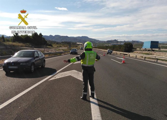 Un agente de la Guardia Civil en la autovía RM-15, término municipal de Cehegín
