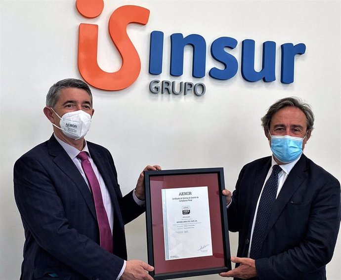 El director de Aenor en Andalucía, Antonio Pérez, y el presidente de Grupo Insur, Ricardo Pumar.