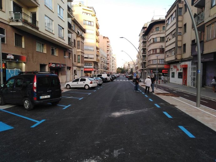 La calle General Ricardo Ortega de Palma reabre al tráfico tras concluir prácticamente su reurbanización.