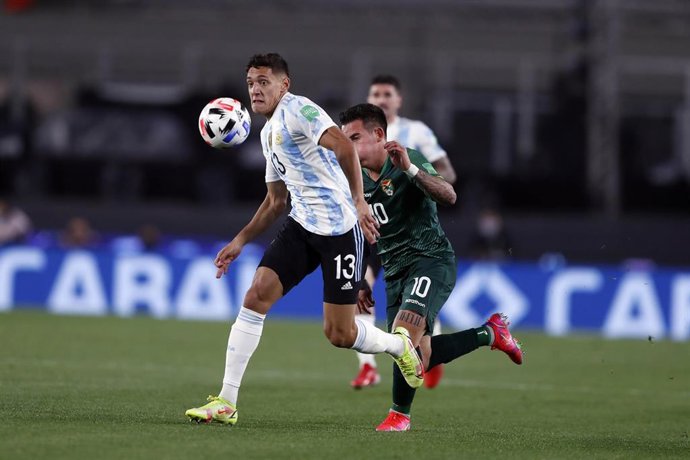 Cristian Romero con Henry Vaca en el Argentina-Bolivia