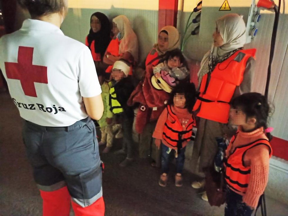 Varias de las mujeres y los menores llegados esta madrugada en patera a las costas de Alicante