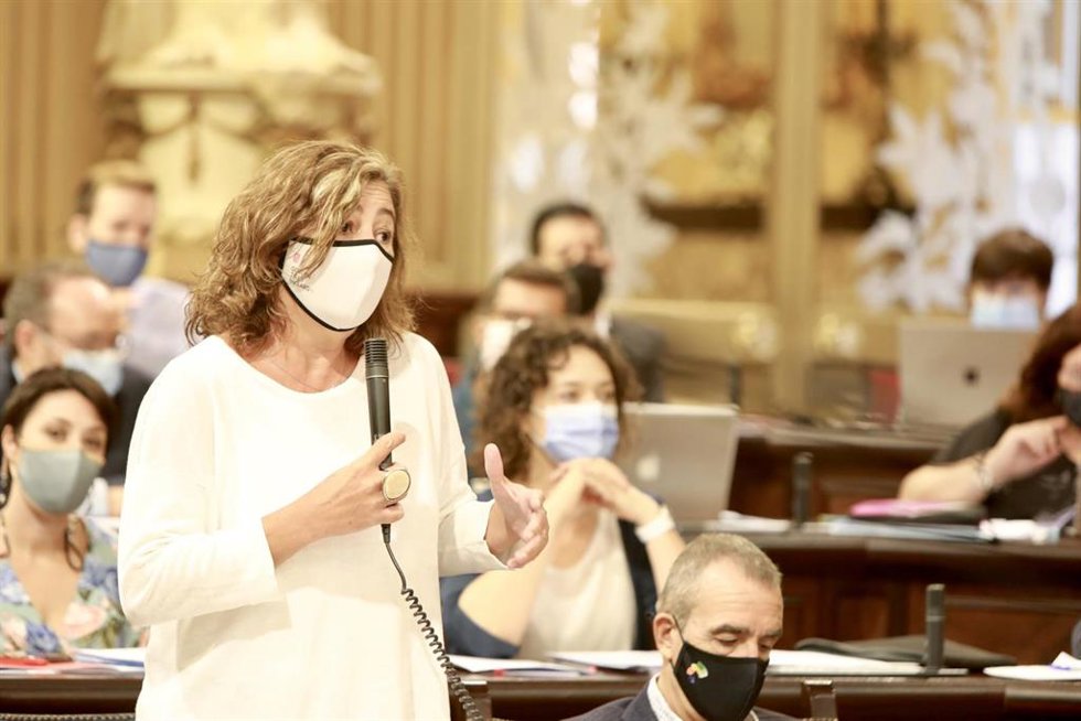 La presidenta del Govern, Francina Armengol, interviene en el Parlament balear.