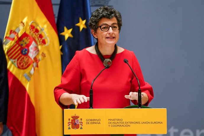 Archivo - La exministra de Asuntos Exteriores, Unión Europea y Cooperación, José Manuel Albares y su predecesora, Arancha González Laya, interviene tras entregar la cartera ministerial, en el Palacio de Santa Cruz, a 12 de julio de 2021, en Madrid (Espa