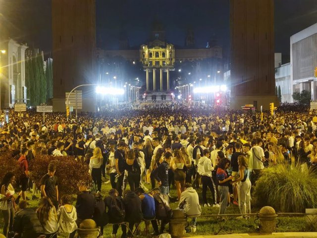 Arxiu - Milers de joves en una botellada a l'avinguda Maria Cristina de Barcelona