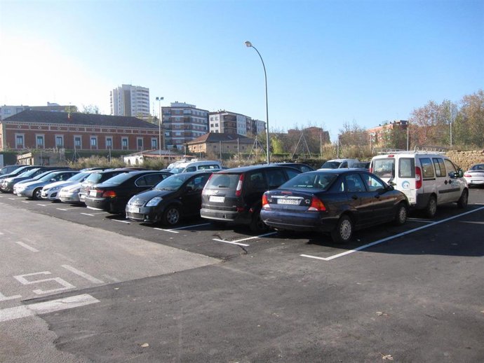 Archivo - Aparcamiento en la zona de Valbuena