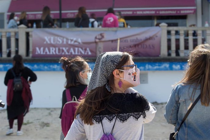 Archivo - Varias mujeres participan en una manifestación en apoyo a las 87 mujeres que en 2019 fueron grabadas sin autorización, a 4 de abriil de 2021, en San Cibrao, Lugo, Galicia (España).
