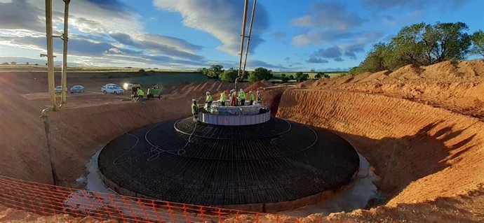 Más de 330 personas trabajan ya en la construcción del mayor parque eólico de Endesa en Aragón.