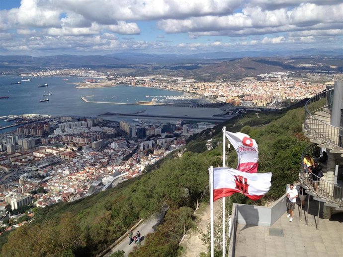 Archivo - Vista general de Gibraltar con banderas