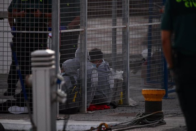 Dos migrantes son atendidos por la Guardia Civil y voluntarios de Cruz Roja, a 15 de septiembre de 2021, en Ceuta (España). 