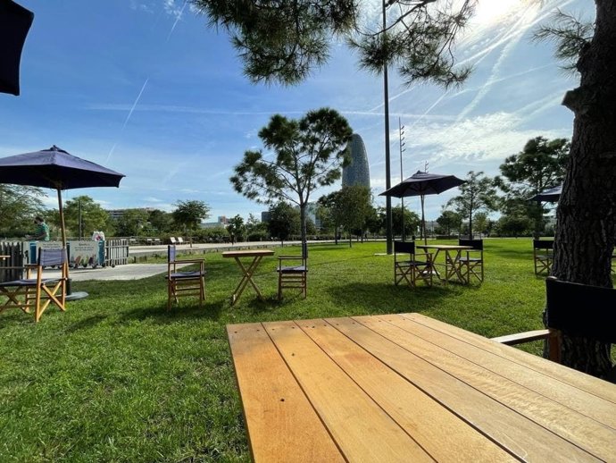 El Ayuntamiento de Barcelona abrirá el claro de las Glries a partir de esta semana con un servicio de tumbonas y actividades de ocio dirigidas