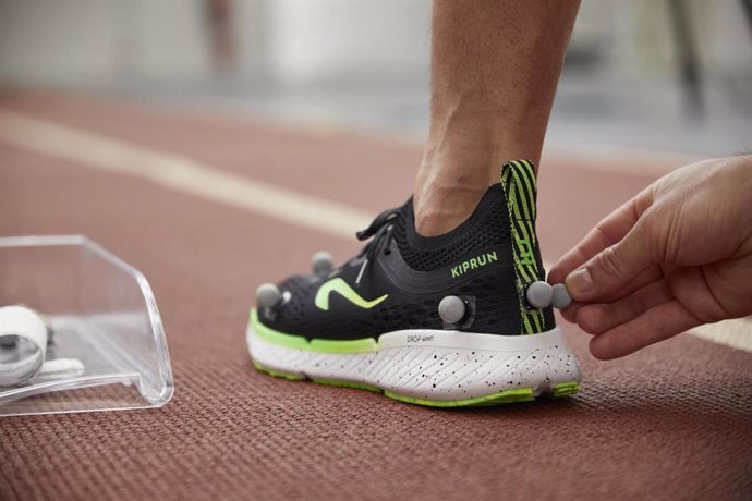 Decathlon lanza las zapatillas Kiprun KN500 para practicar el Natural Running.
