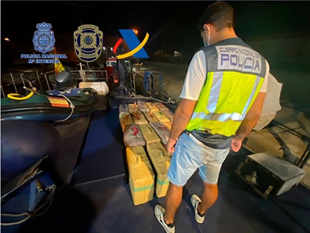 La Policía Nacional interviene una narcolancha con 1.000 kilogramos de hachís frente a la costa de Cádiz.