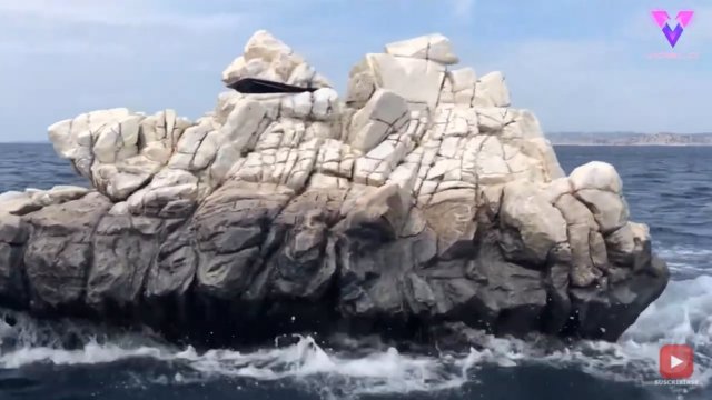 Un artista construye un extraño barco que parece una roca flotante