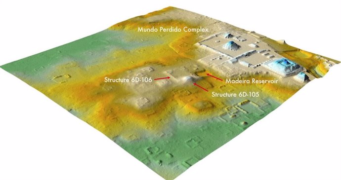 Un análisis lidar reciente reveló que un área que alguna vez se asumió como colinas naturales, en el centro, cerca del complejo del Mundo Perdido de Tikal, a la derecha, es en realidad una ciudadela en ruinas de 1.800 años de antigüedad.