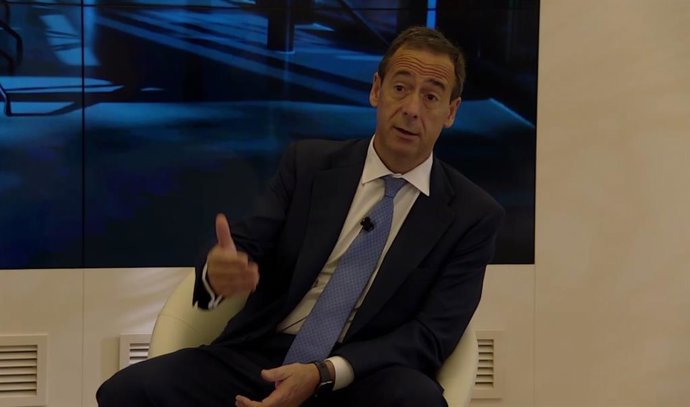 El conseller delegat de CaixaBank, Gonzalo Gortázar, durant el dileg