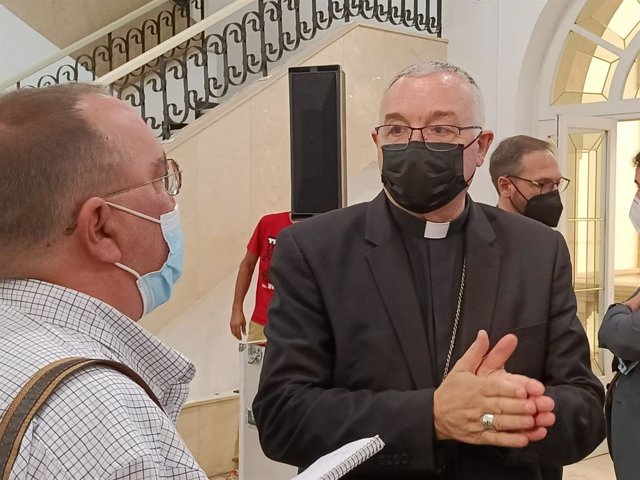 El obispo coadjutor de Almería, Antonio Gómez Cantero, conversa con un periodista.