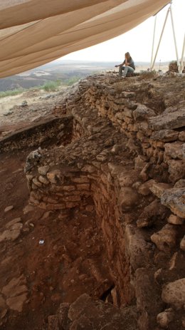 Alzado de la muralla en el poblado fortificado de hace 5.000 años encontrado en Algarinejo (Granada)