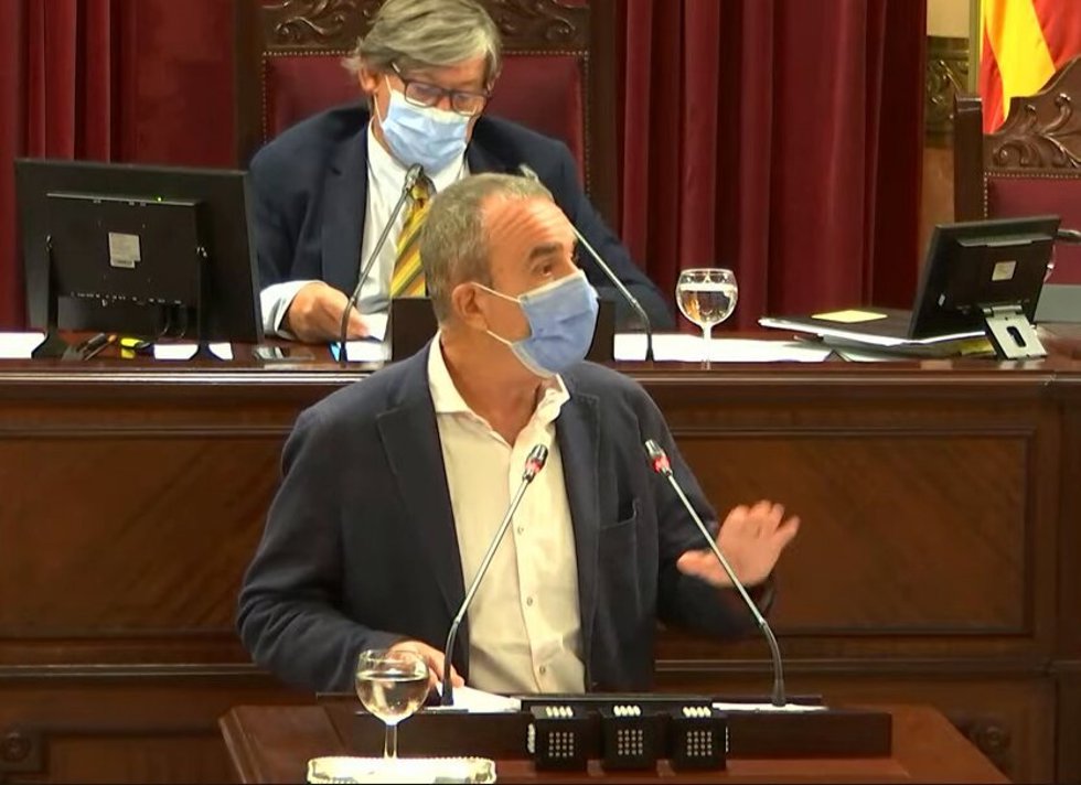 El vicepresidente del Govern y conseller de Transición Energética, Sectores Productivos y Memoria Democrática, Juan Pedro Yllanes, durante una intervención en el Parlament.