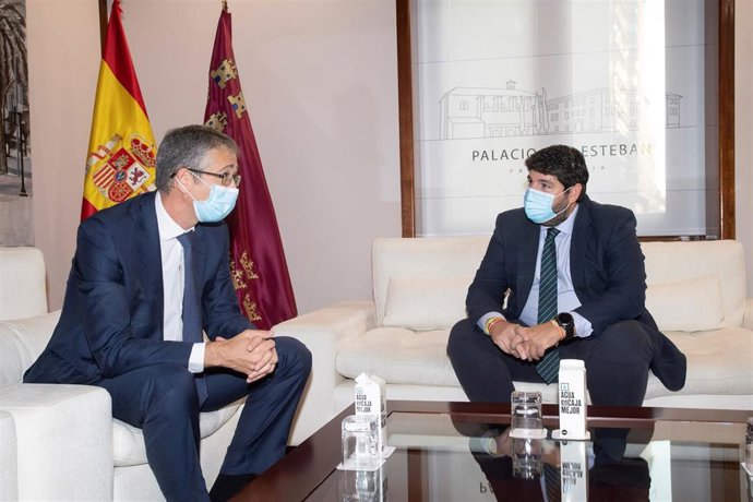 El presidente de la Región de Murcia, Fernando López Miras, se ha reunido hoy en el Palacio de San Esteban con el gobernador del Banco de España, Pablo Hernández de Cos. En la reunión le acompañó el consejero de Economía, Hacienda y Administración Digit