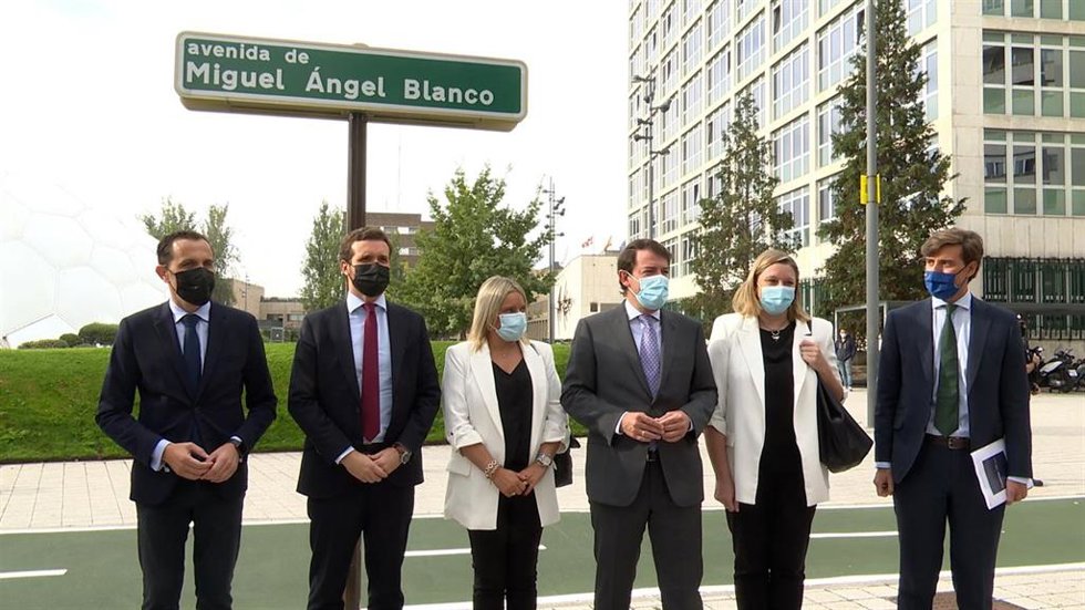 Casado, Mañueco y Marimar Blanco junto a la placa que da nombre a la Avenida Miguel Ángel Blanco