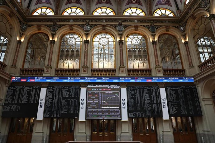 Archivo - Una de las instalaciones del Palacio de la Bolsa de Madrid con paneles del IBEX
