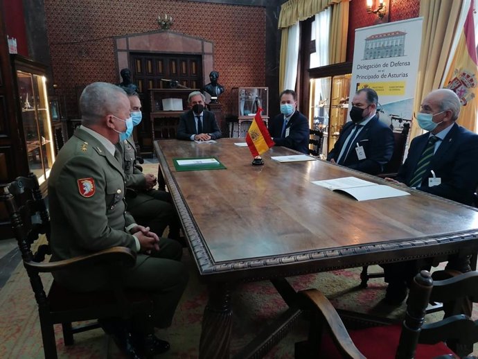 Firma del convenio de colaboración entre las Cámaras de Comercio y el Ministerio de Defensa.