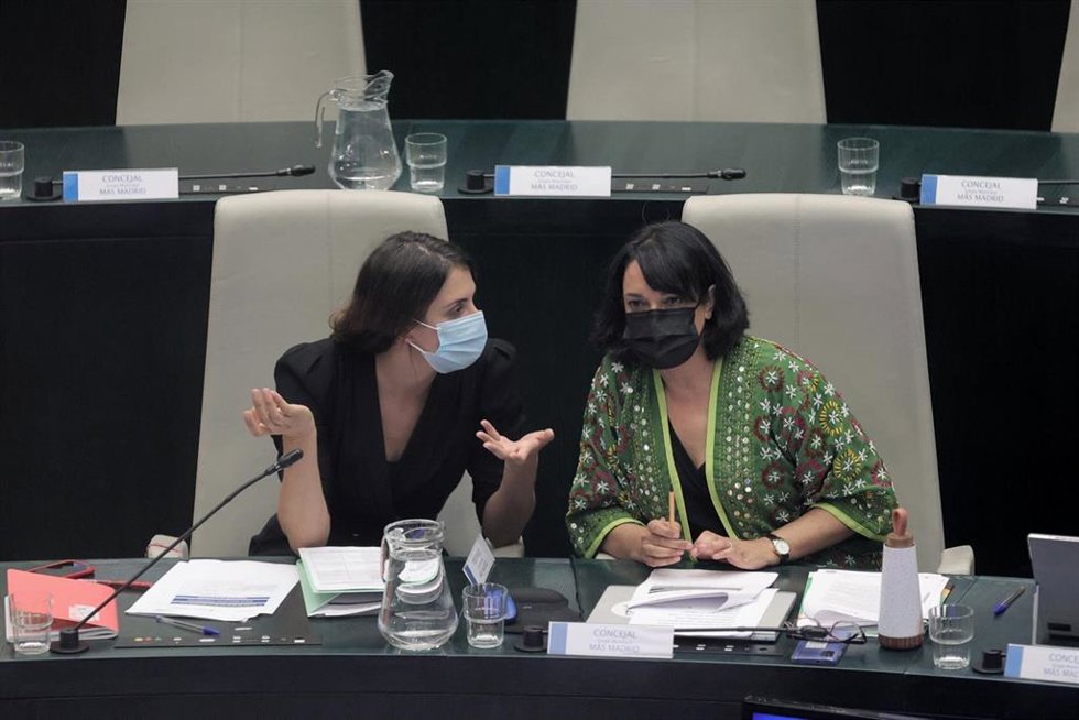 La portavoz de Más Madrid en el Ayuntamiento, Rita Maestre (i), y la concejala de Más Madrid en el Ayuntamiento de Madrid, M Pilar Sánchez Álvarez, conversan en una sesión ordinaria del Ayuntamiento de Madrid, a 28 de septiembre de 2021, en Madrid, (Es