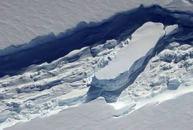 La mezcla de hielo, una combinación de fragmentos de la plataforma de hielo, nieve arrastrada por el viento y agua de mar congelada, puede actuar como un pegamento para fusionar grandes fisuras en el hielo flotante en la Antártida.