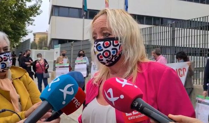 La secretaria de CCOO Extremadura, Encarna Chacón, atiende a los medios en Mérida