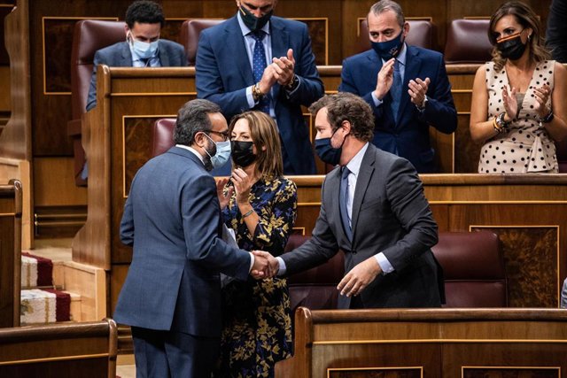 Los diputados de Vox felicitan a José María Sánchez en un debate sobre el CGPJ 