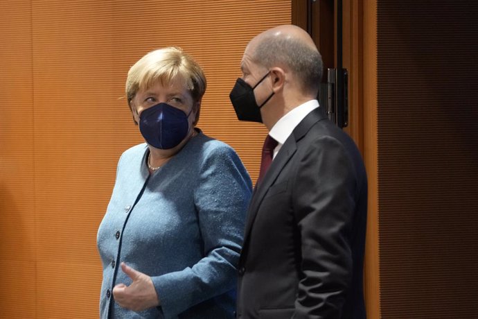 22 September 2021, Berlin: German Chancellor Angela Merkel (L) and Olaf Scholz Vice Chancellor, Finance Minister and Social Democratic Party, (SPD), candidate for chancellor for the last cabinet meeting of the German government, arrive at the chanceller