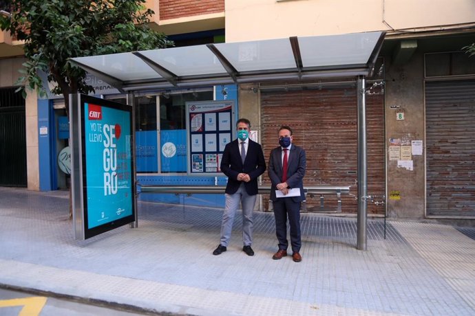 El concejal del Distrito Málaga Este de Málaga, Carlos Conde, y el gerente de la Empresa Malagueña de Transportes (EMT), Miguel Ruiz