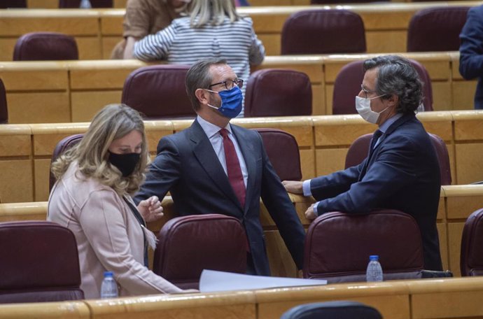 Archivo - El portavoz del PP en el Senado, Javier Maroto (c), y otros senadores del PP, durante una sesión de control al Gobierno en el Senado, a 25 de mayo de 2021, en Madrid (España). En este pleno, el Gobierno se enfrenta, entre otras, a preguntas re