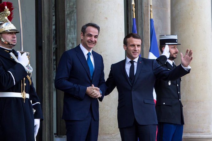Archivo - Emmanuel Macron y Kyriakos Mitsotakis.
