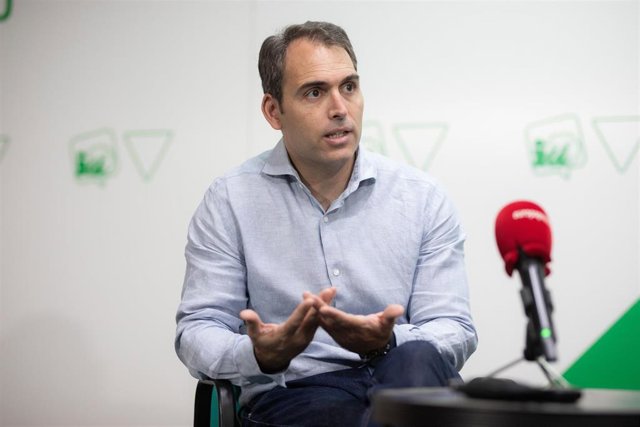 Archivo - El coordinador general de IU Andalucía, Toni Valero, en una entrevista concedida a Europa Press.
