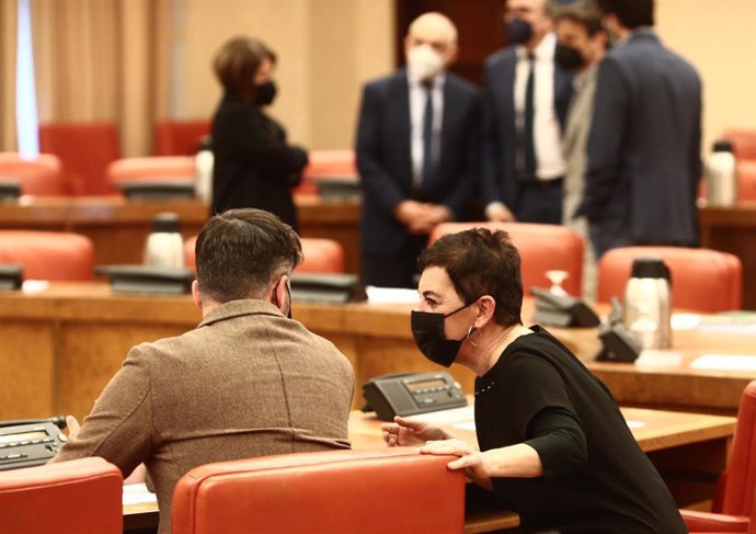 Archivo - El portavoz de ERC en el Congreso, Gabriel Rufián, conversa con la portavoz parlamentaria de EH Bildu, Mertxe Aizpurua, a su llegada a una reunión de la Junta de Portavoces en el Congreso