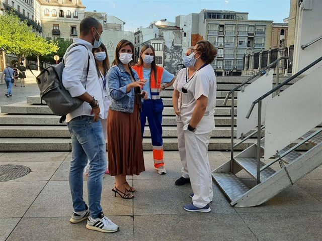 Visita de la delegada de Salud y Familias al punto de vacunación instalado en la Plaza de Santa María
