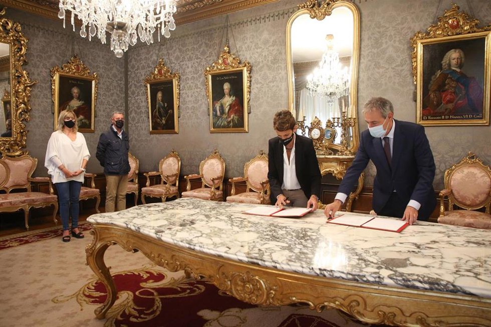 María Chivite y Tomás Caballero en la firma del convenio