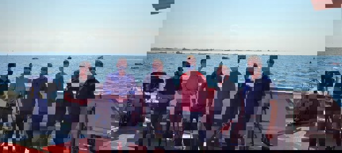 El consejero Antonio Luengo (2i), a bordo de una de las embarcaciones del Grupo Ricardo Fuentes dedicada a la acuicultura.