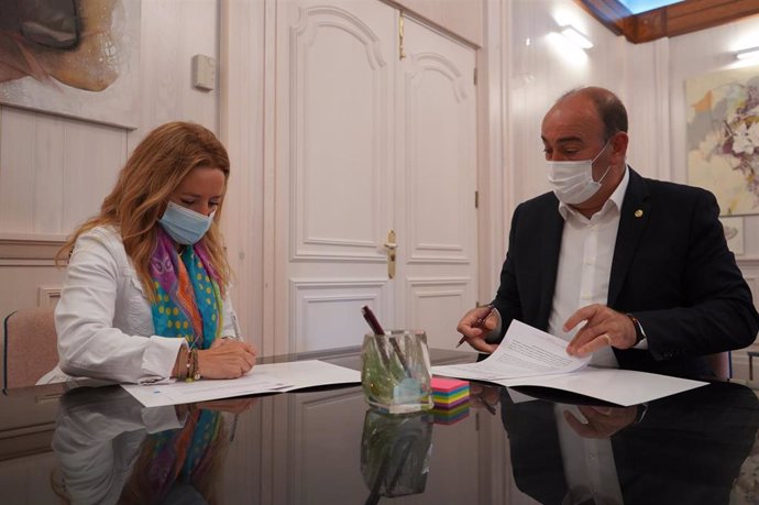 Firma del convenio de cesión entre la directora del Centro Asociado a la UNED en Segovia, María Dolores Reina Paz (izquierda) y el presidente de la Diputación de Segovia, Miguel Ángel de Vicente (derecha).